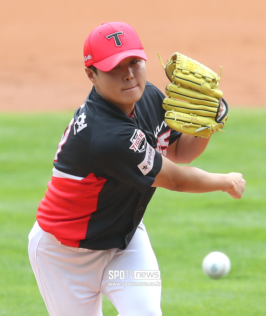 [포토S] 역투하는 KIA 선발 윤중현