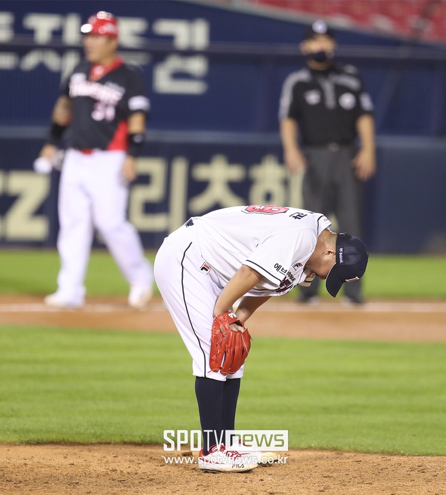 [포토S] 실점에 고개 숙인 유희관