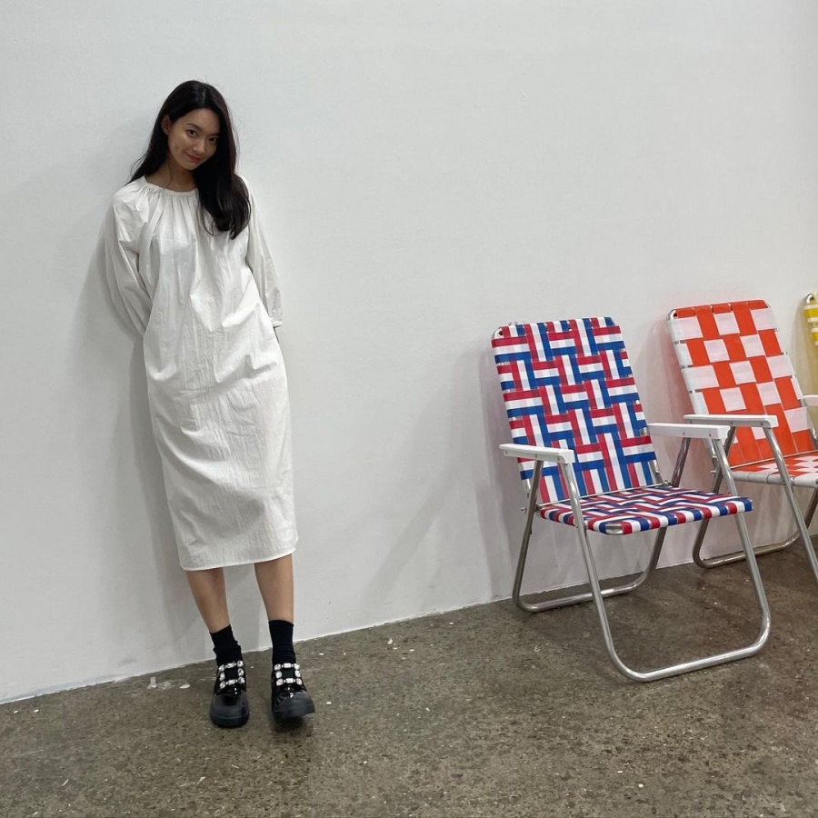 신민아, 남심 녹이는 보조개 웃음…'연하남' 김우빈 불안하겠어