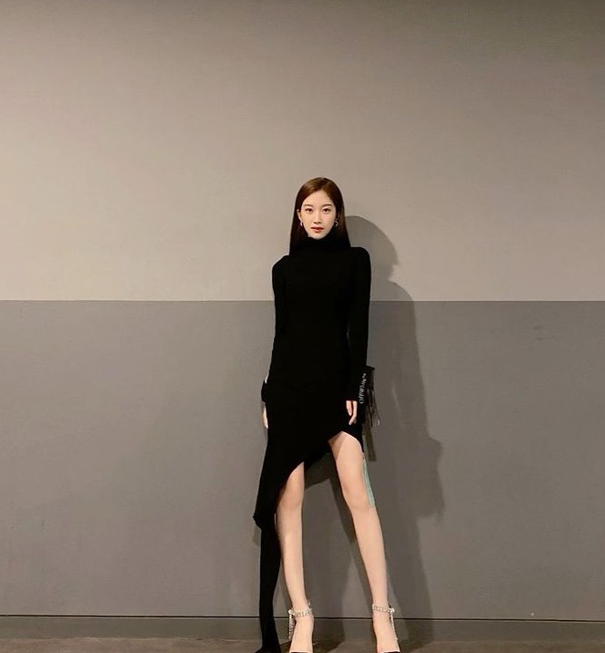 문가영, 이렇게 섹시했었나…고혹적 블랙 드레스에 '성숙미' 넘치네