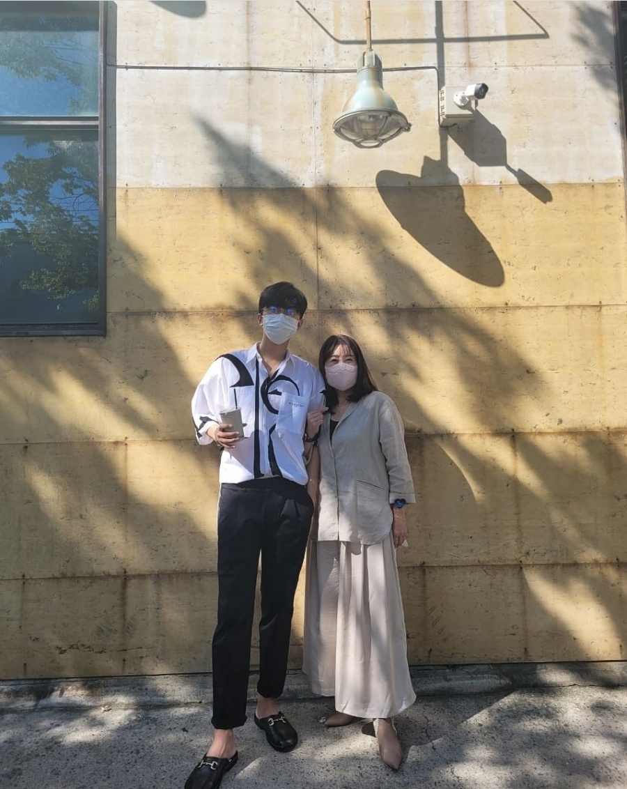 임영웅, 여자친구 생겼나 했네…팔짱 낀 모습이 너무 다정해보여
