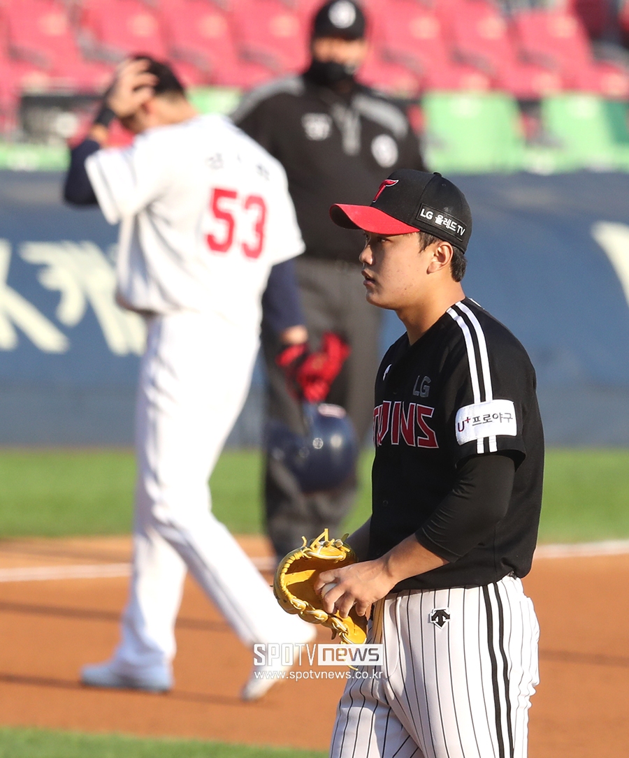 [포토S] 김윤식, 연속 밀어내기로 실점