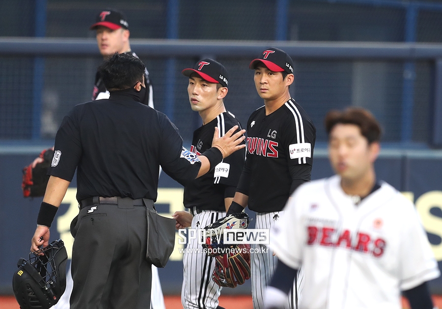 [포토S] 공수교대 시간에 주심과 대화 나누는 오지환과 서건창