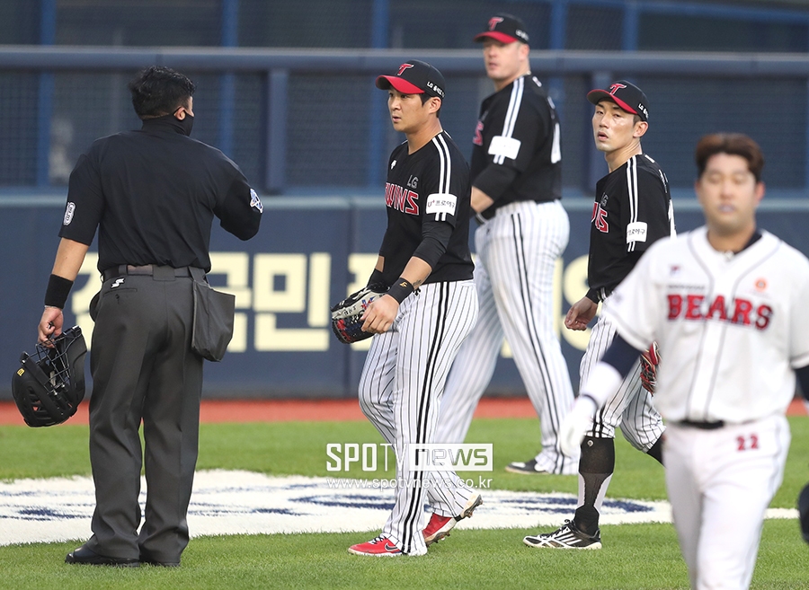 [포토S] 최수원 구심에게 어필하는 오지환