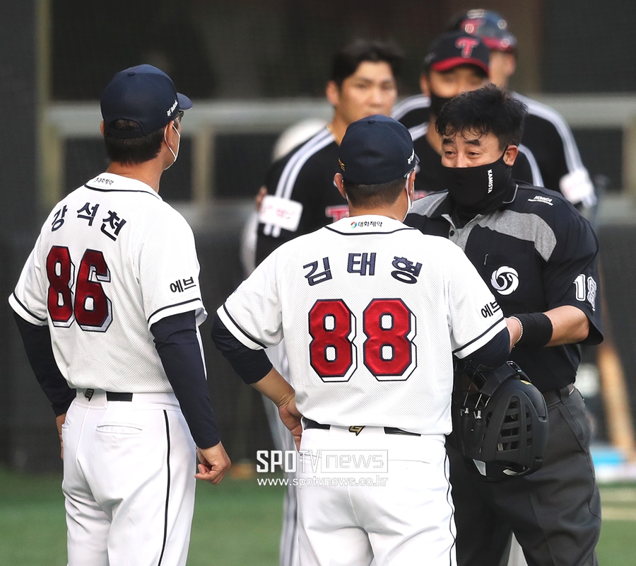 [포토S] 김태형 감독을 말리는 최수원 구심