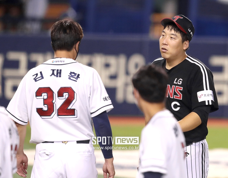 [포토S] 경기 후 오해 푸는 김재환과 김현수