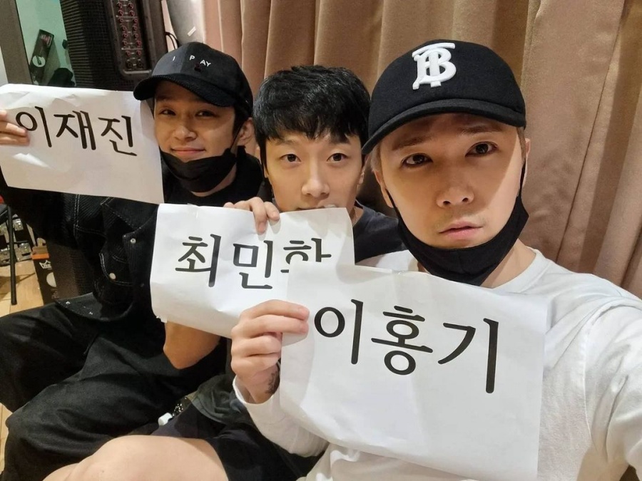 이홍기, 최민환·이재진과 스리샷 공개…"군필밴드 FT아일랜드"