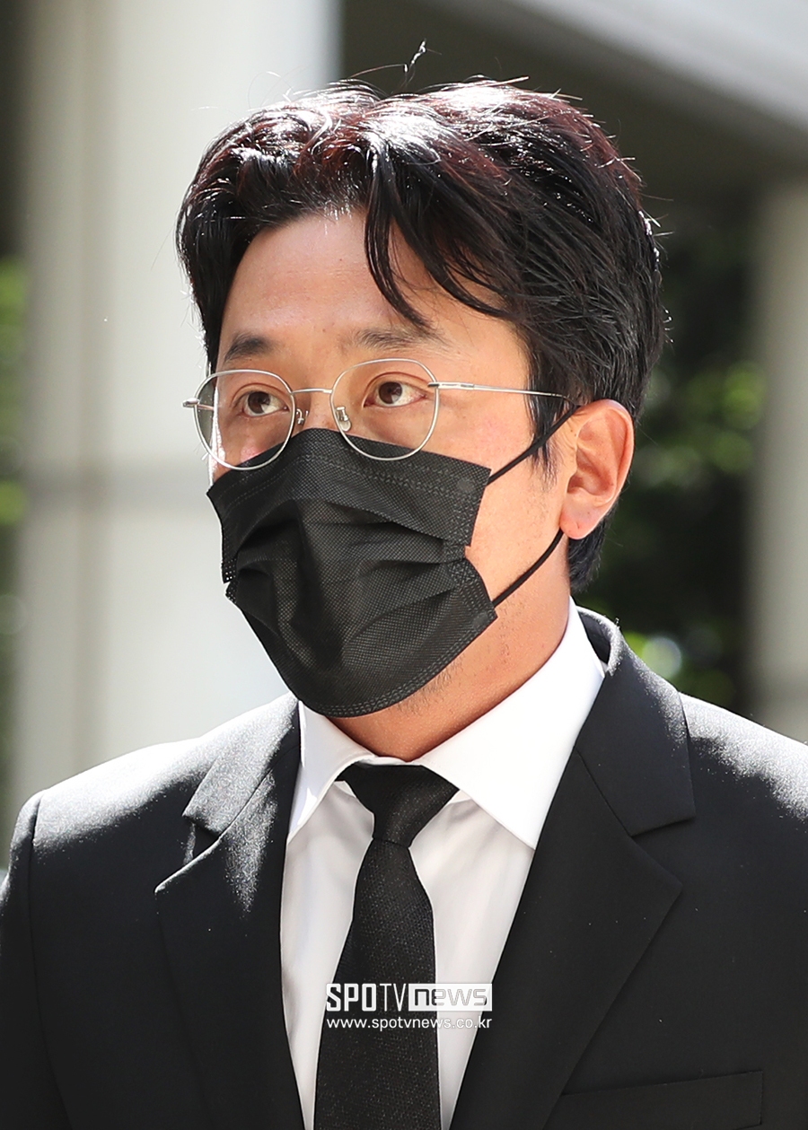 [포토S] 법정 들어서는 하정우