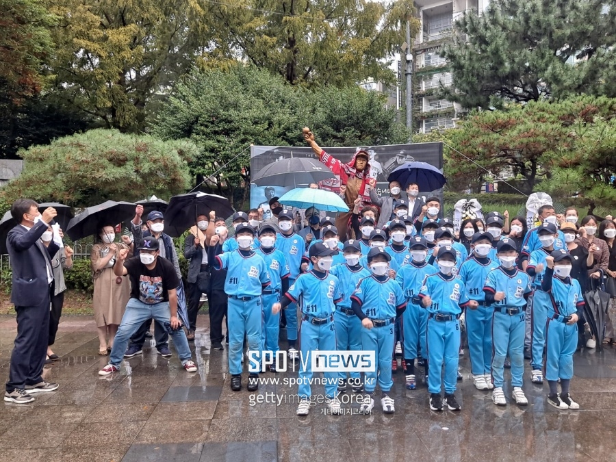 '불세출 투수' 최동원 10주기…사직구장 동상 앞에서 추모행사