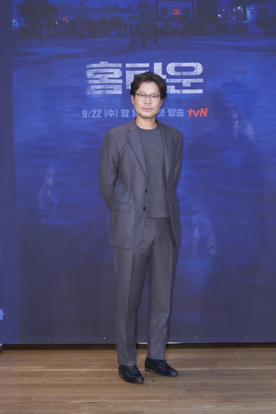 유재명 "'홈타운', 배우들에게 무섭지만 멋진 작품"