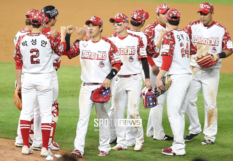 [포토S] SSG, 한화에 9-6 승리하며 4연패 탈출