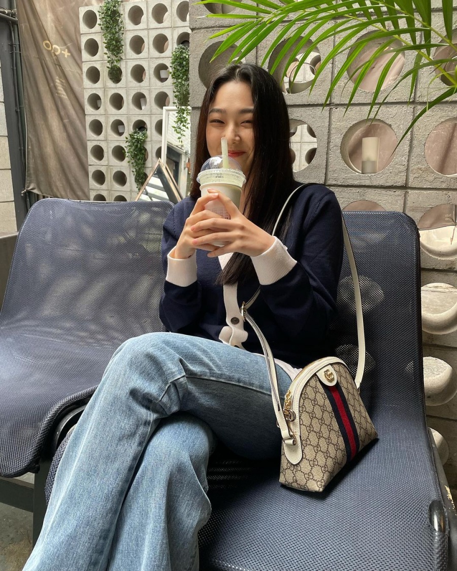 강미나, 상큼미소 아래로 은근한 명품백 자랑…인간 비타민 따로없네