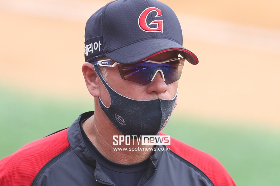 [포토S] 훈련 지켜보는 서튼 감독