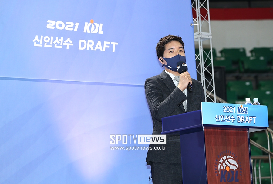 [포토S] 이준혁 캐스터, 'KBL 신인 드래프트 시작합니다'