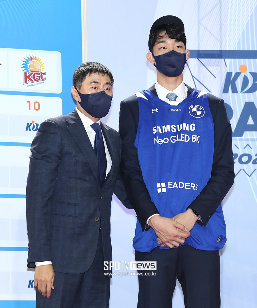 [포토S] '최장신 센터' 이원석, 1순위로 삼성 지명