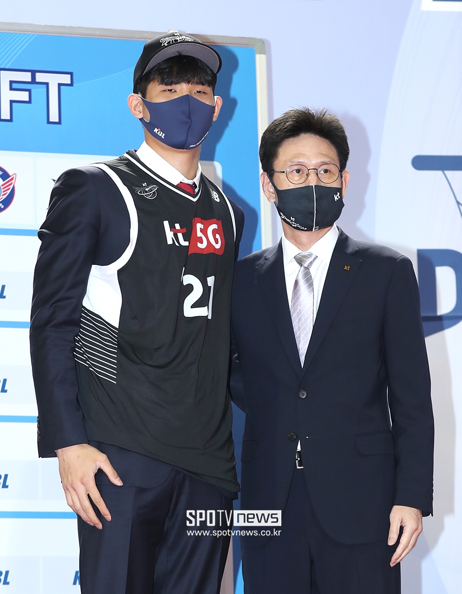 [포토S] 고려대 하윤기, 2순위로 KT 입단