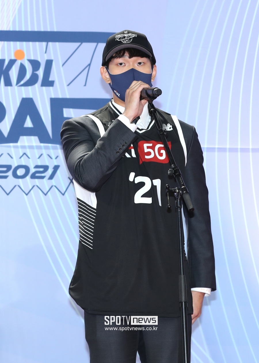 [포토S] KT에 지명된 김준환, "10년을 위한 1년 후퇴라 생각하겠습니다"