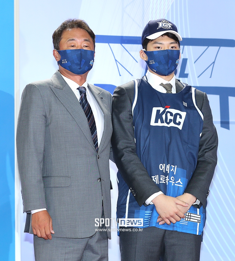 [포토S] 김승기 감독 아들 김동현, 전체 9순위로 전주 KCC행