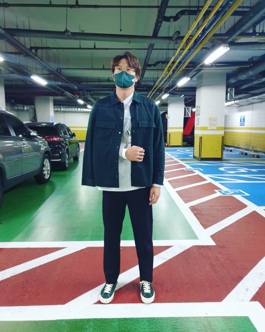 성시경, 난데없이 팔 깁스한 사연…"자전거 타다 넘어져 골절+찰과상"