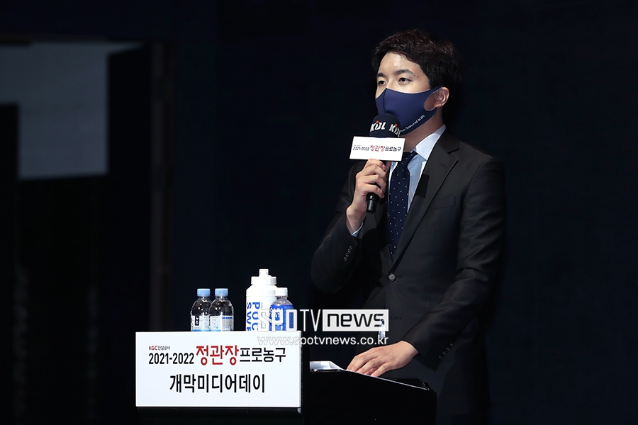 [포토S] KBL 미디어데이 진행하는 SPOTV 이준혁 캐스터