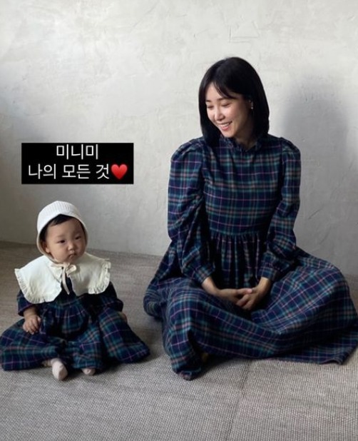 '사업가♥' 최희, 딸과 커플 원피스 입고 신났네…모녀의 인형 비주얼