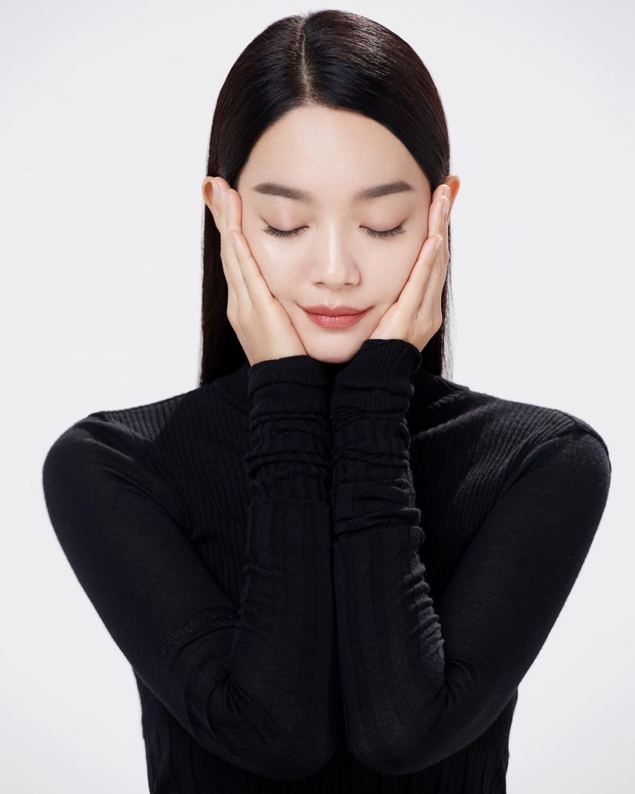 '김우빈♥' 신민아, 시크한 매력도 있네…올블랙으로 미모 '올킬'