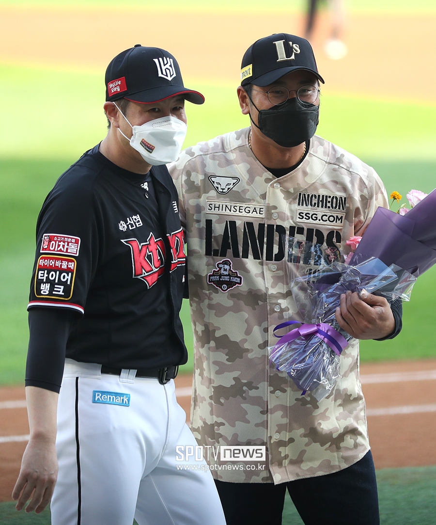 [포토S] 은퇴식 갖는 박정권, 유한준의 축하를 받으며