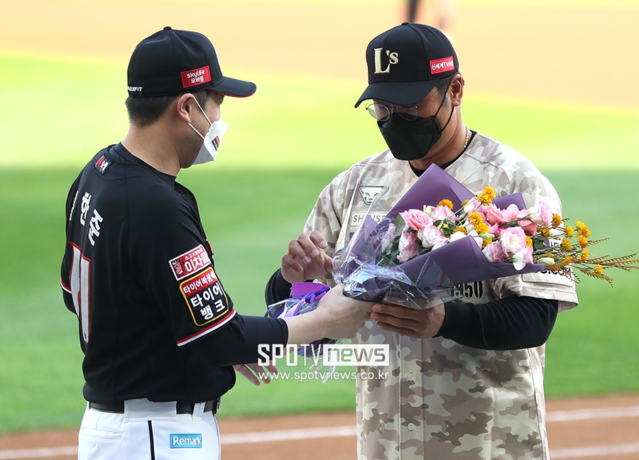 [포토S] 은퇴식 하는 박정권에게 꽃다발 건네는 유한준