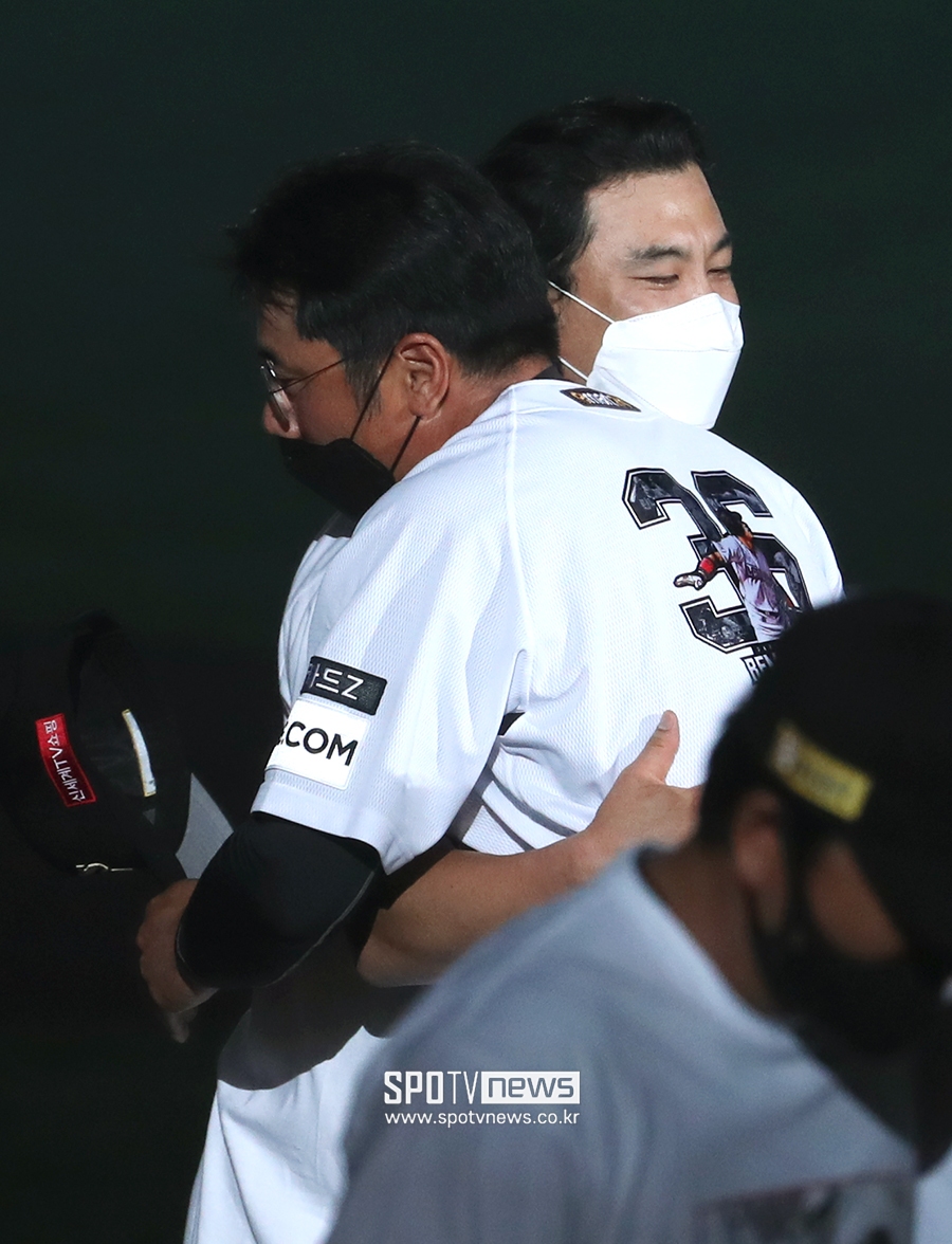 [포토S] 박정권, 김강민과 뜨거운 포옹