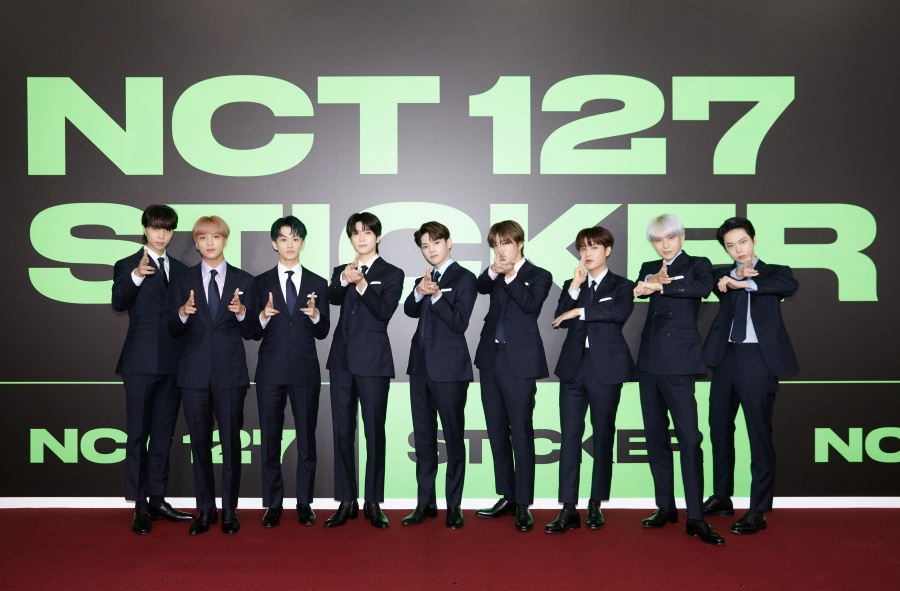 NCT 127, 착 붙은 '스티커'…네오 애착심이 솟구치네
