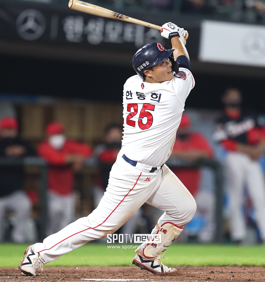 [포토S] 선취 1타점 적시타 날리는 한동희
