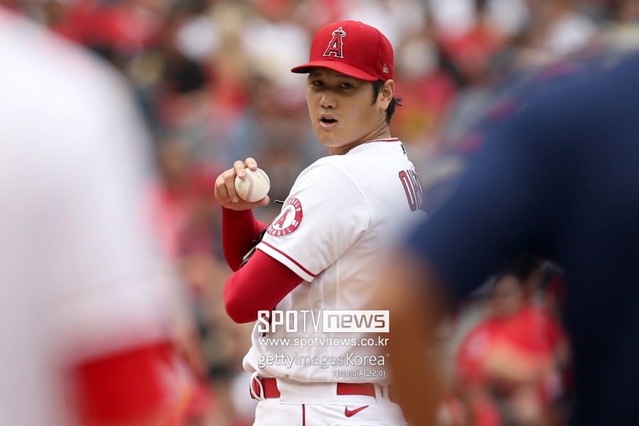 LAA-오타니 장기계약 가능성 ↑… 日 예상은 "8년 3억2천 달러"