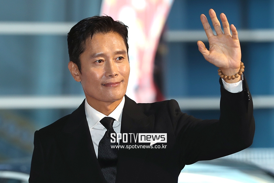 [포토S] 이병헌, 멋진 손인사