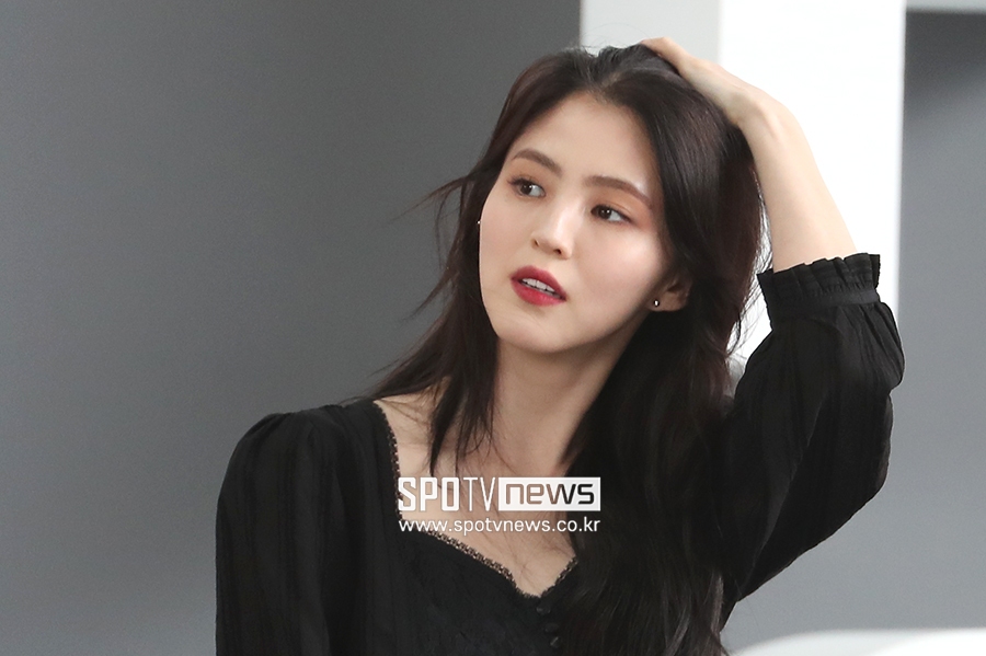 [포토S] 한소희, 머리만 살짝 넘겨도 예술