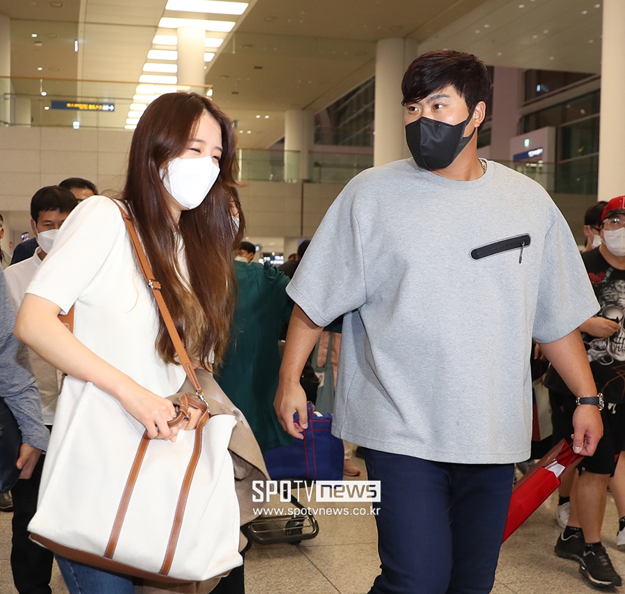 [포토S] '귀국' 류현진, 아내 배지현과 함께