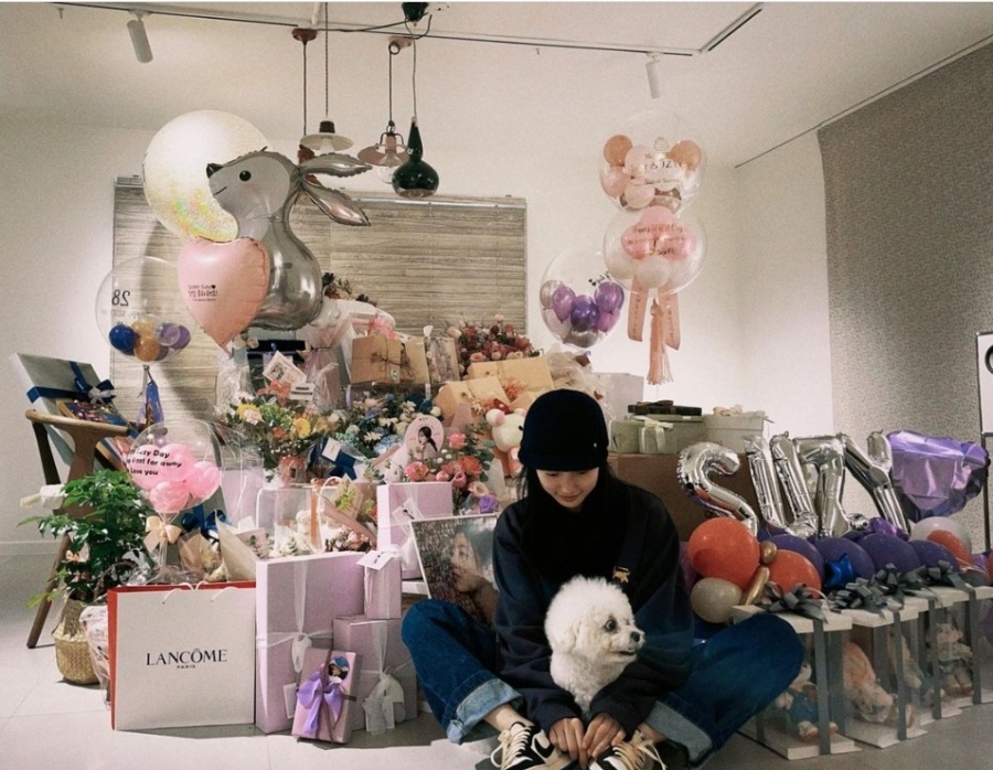 수지, 생일선물이 한 트럭이네…'국민 첫사랑'은 스케일이 달라