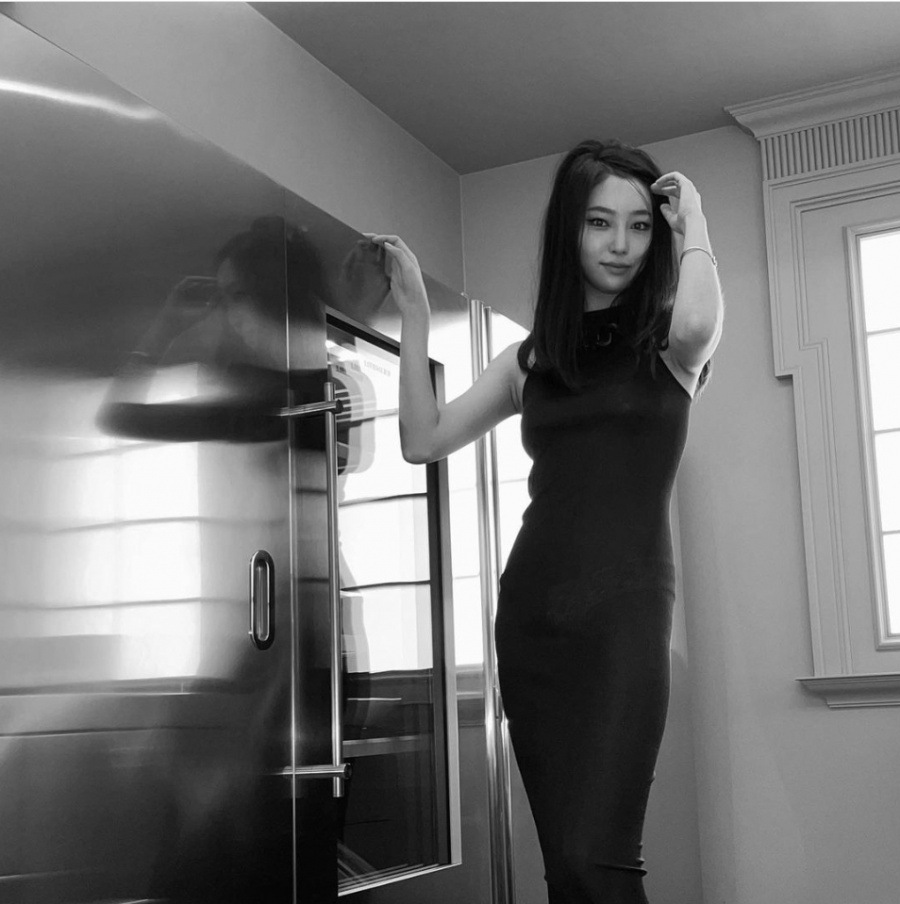 이진이, 아찔한 시스루로 드러난 명품 몸매…"90년대 센언니 콘셉트"