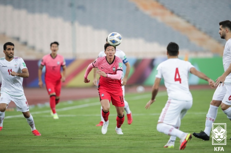 '황의조 아쉬운 헛발' 한국, 이란 원정에서 팽팽한 0-0 (전반종료)