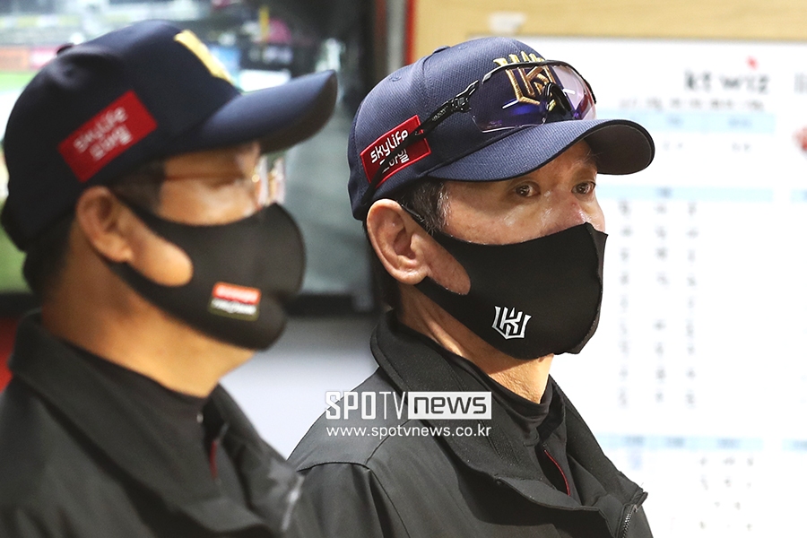 [포토S] 이강철 감독, '선두를 지켜야 해'