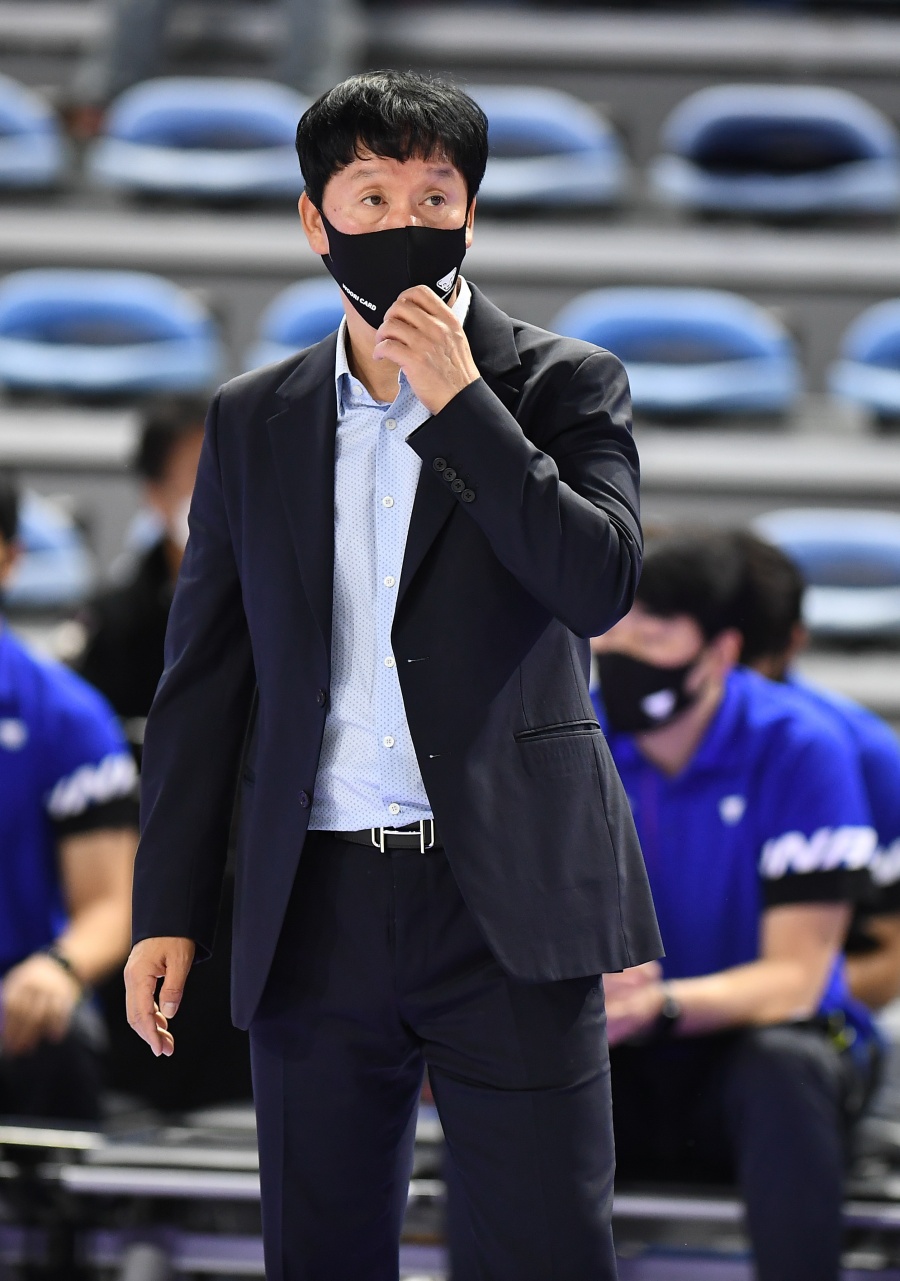 신영철 감독 "선수들 열심히 했는데…범실 상당히 많이 나와"