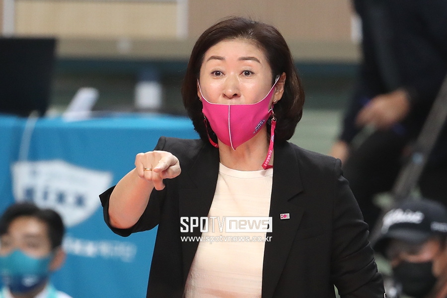 [포토S] 선수들 바라보는 박미희 감독
