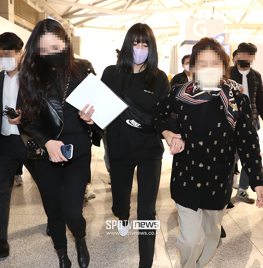 [포토S] 논란의 이다영, 부축 받으며 그리스로 출국