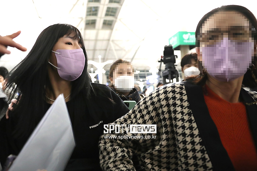 [포토S] 이다영, 어머니 손 잡고 출국장으로