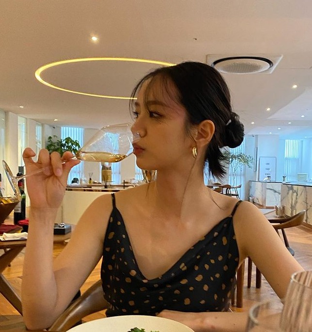 혜리, 추운데 시원하게 파인 민소매 입고 와인…♥류준열 걱정되겠어