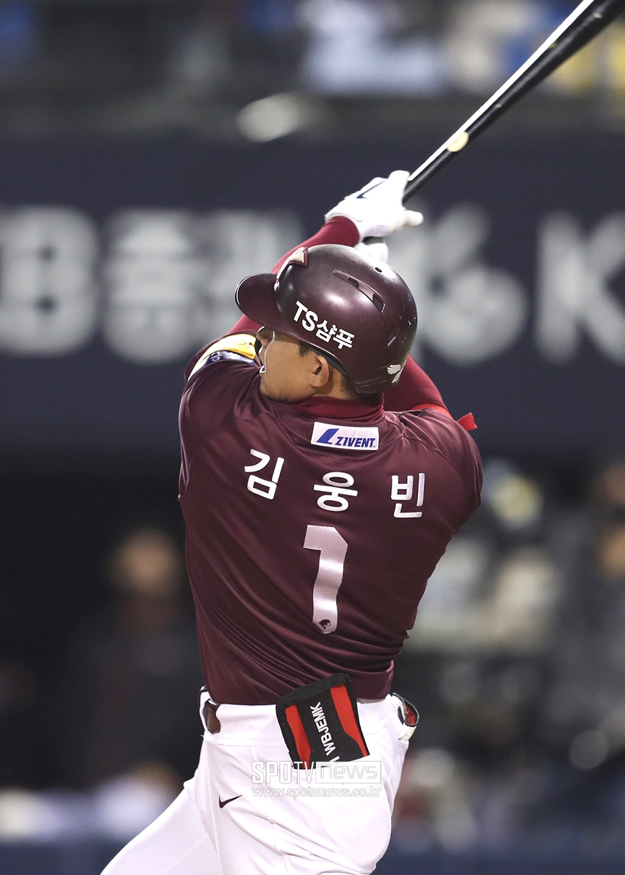 [포토S] 김웅빈, 스리런 쾅!