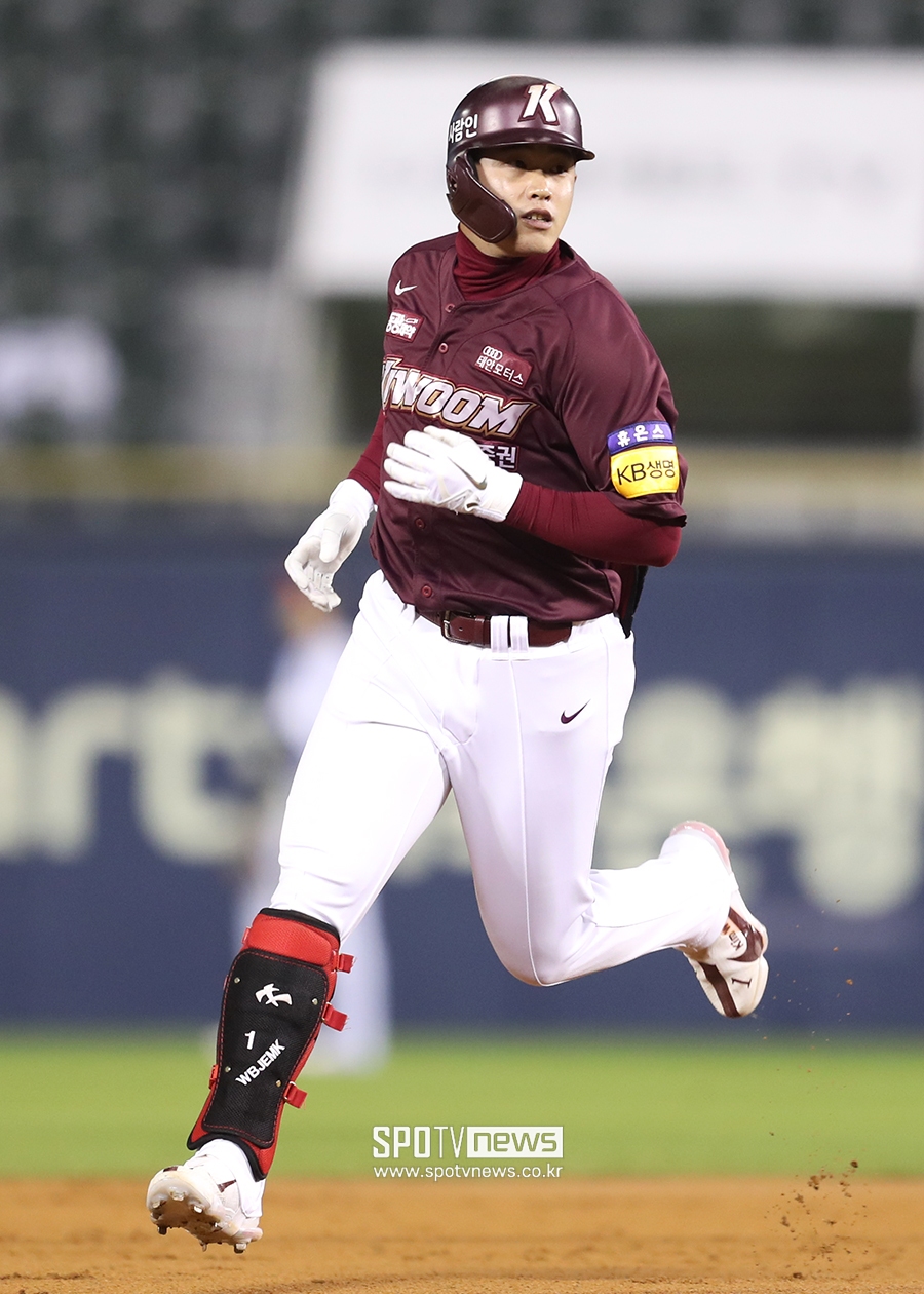 [포토S] 김웅빈, 화끈한 스리런!