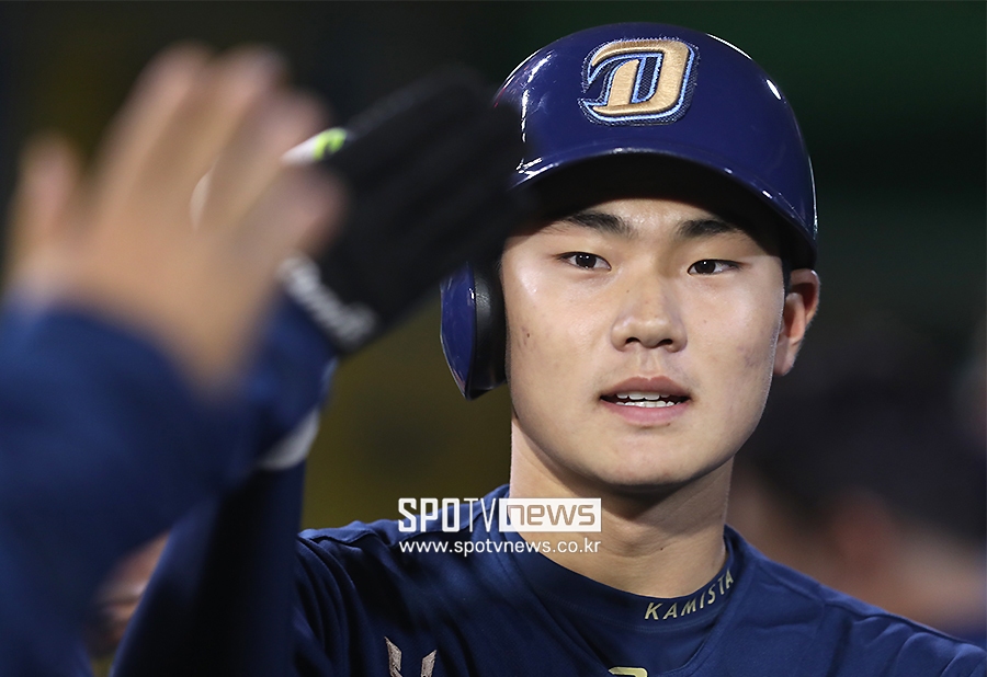[포토S] 김주원, '솔로포 날리고 왔어요'