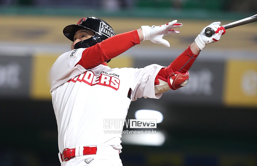 [포토S] 동점 스리런 날리는 최정