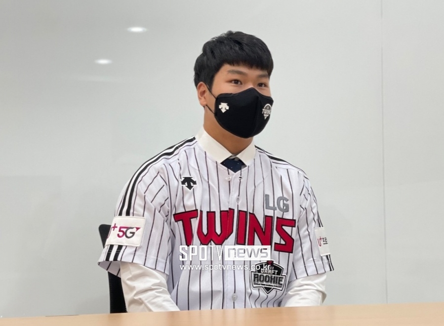 18살 사회생활 '만렙' 등장 "LG 유니폼이 제일 잘 어울려"