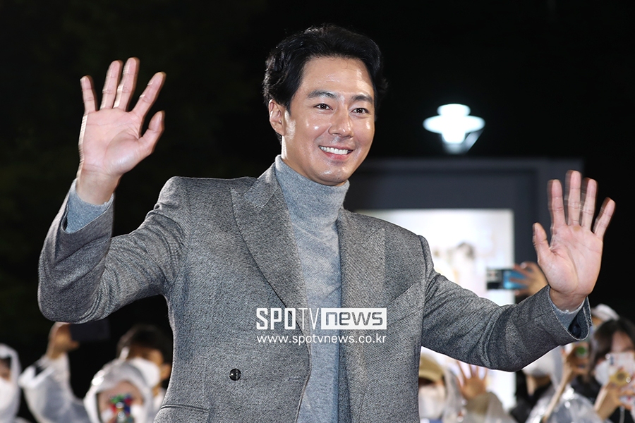 [포토S] 조인성, 팬들 향해 반가운 손인사
